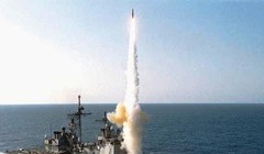 Chiến hạm Mỹ phóng tên lửa đánh chặn SM-6 - ảnh Raytheon