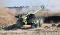 Trận địa pháo của lực lượng quân sự Kiev - ảnh Izvestia