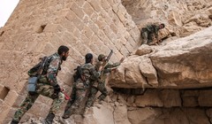 Binh sĩ Syria truy lùng IS trong khu thành cổ Palmyra - ảnh minh họa Masdar News