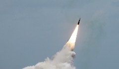 Tên lửa Trident II D5 không đầu đạn hạt nhân được phóng từ tàu ngầm mang tên lửa đạn đạo USS Maryland (SSBN 738) lớp Ohio ngoài khơi bờ biển Florida ngày 31.08.2016. Ảnh Hải quân Mỹ.