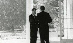 John F. Kennedy gặp anh trai, cựu Tổng chưởng lý Robert F. Kennedy, tại Nhà Trắng ở Washington. REUTERS / Cecil Stoughton / Nhà Trắng / Thư viện Tổng thống John F. Kennedy.