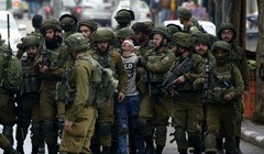 Binh sĩ Israel bắt giữ một người biểu tình trên Dải Gaza - ảnh minh họa Masdar News