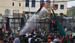 Cuộc biểu tình dữ dội diễn ra trước đại sứ quán Mỹ ở Beirut Lebanon - ảnh video RT