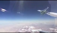Su-35 tăng tốc bay với khoảng cách rất gần chiếc Su-30SM - ảnh minh họa video