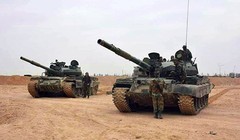Xe tăng quân đội Syria trên chiến trường sa mạc Deir Ezzor - ảnh Masdar News