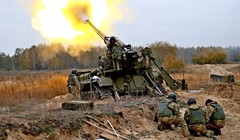 Một khẩu đội pháo binh Ukraina đang tập kích hỏa lực vào Donbass - ảnh Novorossia