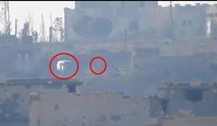 Xe buyt và chỉ huy chiến trường HTS trước khi bị tấn cong ở Aleppo - ảnh video truyền thông Palestine