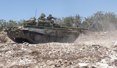 Xe tăng quân đội Syria tiến công trên vùng thung lũng Beit Jinn