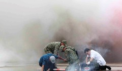 Cấp cứu, xử lý bom trên máy bay - ảnh Người Lao Động