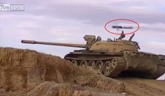 Tên lửa chống tăng bay sạt qua tháp pháo xe T-55 - ảnh minh họa video LiveLeak
