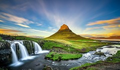 Ngon Kirkjufell có độ cao 1519 ft ( 463m) so với mặt nước biển, có lẽ đây là ngọn núi được chụp ảnh nhiều nhất ở Ai-Len (IceLand). Bức ảnh trên là một trong những bức ảnh đẹp chụp ngon núi này