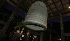 Chiếc chuông trong ngôi đền Phật giáo Zojoji ở Tokyo vào sáng sớm năm mới. Itsuo Inouye / Ảnh AP