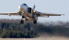 Máy bay ném bom Su-24M2 Nga vẫn xuất kích thông thường ở Syria - ảnh South Front