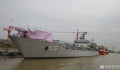 Tàu đổ bộ Type -072 lớp Haiyangshan trang bị tháp pháo ray EM - ảnh Navy Recognition 