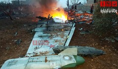 Một phần cánh chiếc máy bay Su-25 sau khi phát nổ và bốc cháy - ảnh truyền thông đối lập Syria