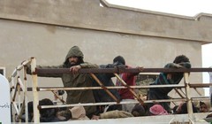 Các tay súng khủng bố IS giao nộp vũ khí đầu hàng HTS, FSA trên chiến trường Idlib. ảnh minh họa video