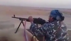 Một tay súng thánh chiến thuộc bộ lạc Euphrates đang thực hiện bắng súng máy PKMS trong lực lượng DMC Ảnh minh họa video