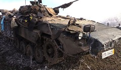 Một xe thiết giáp của quân đội Ukraina bị phá hủy hoàn toàn - ảnh REN TV