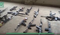 Nhóm phiến quân "nổi dậy" giao nộp vũ khí cho quân đội Syria - ảnh minh họa video