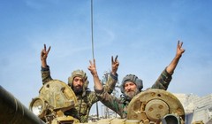 Xe tăng Vệ binh Cộng hòa tiến vào thị trấn vừa giải phóng Beit Naem - ảnh South Front