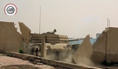 Xe tăng Vệ binh Cộng hòa đột phá qua tường sân gần làng Jisreen - ảnh minh họa video