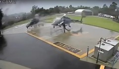 Hai máy bay trực thăng va chạm cánh nâng chính trên sân bay, cả hai đều bị phá hủy