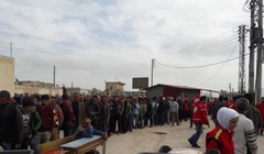 Dòng người Kurd rời bỏ thành phố Afrin, nhận hàng cứu trợ của Trăng lưỡi liềm đỏ và di tản vào Syria. Ảnh minh họa YPG Press