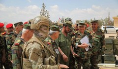 Thiếu tướng Suheil Al-Hassan trong đoàn bộ tổng tham mưu Syria tại thị trấn vừa giải phóng Dumayr. Ảnh minh họa ANNA News