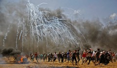 Lực lượng an ninh quân đội Israel bắn đạn chứa hơi cay chống biểu tình. Ảnh Muraselon