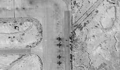 Phi đội 4 chiếc S-25 trên sân bay quân sự T-4 Tyas