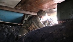 Binh sĩ lực lương dân quân Donesk đánh trả các cuộc tấn công của quân đội Kiev