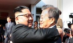 Cái ôm lịch sử giữa 2 nhà lãnh đạo bns đảo Triều Tiên. Ảnh Global News