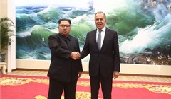 Ngoại trưởng Lavrov gặp và chào xã giao nhà lãnh đạo nước Cộng hòa Nhân dân Triều Tiên, ông Kim Jong-un. Ảnh minh họa RT