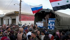 Quân cảnh Nga cung cấp viên trợ nhân đạo cho người dân ở Đông Ghouta