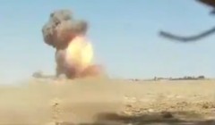 Binh sĩ lực lượng dân quân người Kurd phá hủy 1 xe đánh bom tự sát VBIED. Ảnh Masdả News