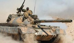 Xe tăng quân đội Syria trên chiến trường sa mạc tỉnh Homs, vùng biên giới với Iraq.