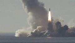 Phóng tên lửa đạn đạo liên lục địa Bulava từ tàu ngầm nguyên tử chiến lược  “Yuri Dolgoruky” (K-535). Ả minh họa Video