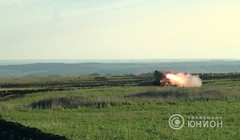 Pháo phản lực "Cheburashka" MLRS bắn thử nghiệm trên thao trường Donesk. Ảnh video