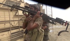 Lực lượng Houthi đánh chiếm 1 xe cơ giới bọc thép của Liên minh quân sự do Ả rập Xê út dẫn đầu. Ảnh video