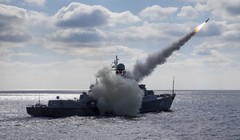Tàu tuần biển mang tên lửa Nga chiến đấu. Ảnh minh họa TVZvezda