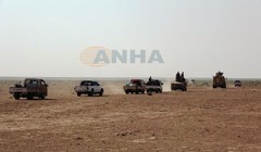 Đoàn xe lực lượng SDF hành quân trên chiến trường sa mạc phía đông Deir Ezzor. Ảnh video