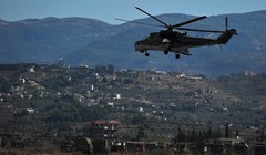 Trực thăng tấn công Nga tuần tra bảo vệ căn cứ sân bay Hmeimim. Ảnh minh họa RT