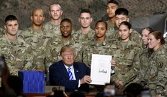 Tổng thống Mỹ Donald Trump ký đạo luật ngân sách quốc phòng cho năm tài chính 2019. Ảnh minh họa Military.Com