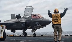 F-35B Lightning II hạ cánh thẳng đứng xuống tàu đổ bộ trực thăng USS Wasp. Ảnh minh họa video Raytheon.