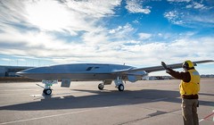 Máy bay không người lái tiếp dầu trên không của Hải quân Mỹ Stingray MQ-25. Ảnh Breaking Defence