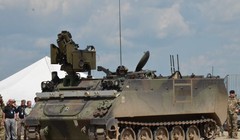 Xe thiết giáp chuyển quân M-113, được lắp đặt bộ khí tài robot tự lái. Ảnh Breaking Defence