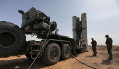 Lực lượng phòng không S-400 Nga triển khai tên lửa trên bán đảo Crimea . Ảnh minh họa RG