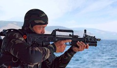 Hải quân đánh bộ Nga sử dụng súng tiểu liên lưỡng cư ADS. Ảnh minh họa: Russian Gazeta.