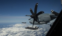  Các máy bay tiêm kích tàng hình F-35B tiếp dầu trên Biển Đông. Ảnh: Military.com.