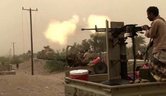 Tay súng người Yemen trong lực lượng quân sự vùng Vinh được Ả rập Xê-út ủng hộ bắn vào lực lượng Houthi. Ảnh: South Front.